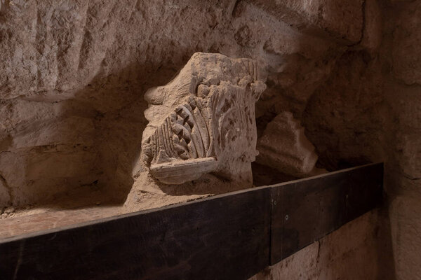 Фрагменты декоративных украшений колонн в руинах дворца царя Ирода - Иродиона в Иудейской пустыне, в Израиле