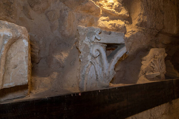 Фрагменты декоративных украшений колонн в руинах дворца царя Ирода - Иродиона в Иудейской пустыне, в Израиле