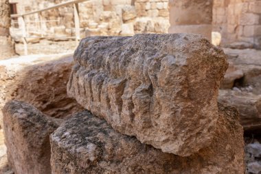 Kral Herod 'un sarayının harabelerinde dekoratif süslemeleri olan iyi korunmuş sütunlar. İsrail' in Yahudiye Çölü 'nde Herodion.
