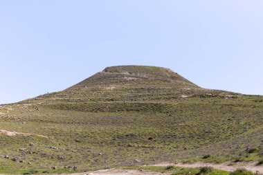 İsrail 'in Yahudi Çölü' ndeki Herod 'un Herodion Sarayı' nın harabelerinin bulunduğu yapay tepe.