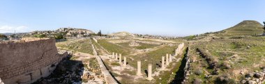 Kral Herod 'un sarayının harabelerinin panoramik manzarası - Herodion, Yahudi Çölü, İsrail