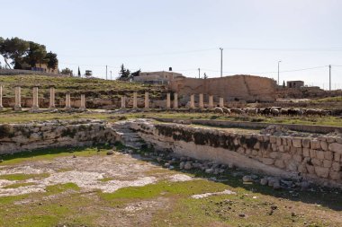 Kral Herod 'un sarayının dış kısmındaki havuzun kalıntıları İsrail' in Yahudiye Çölü 'ndeki Herodion.