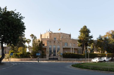 Kudüs, İsrail, 27 Şubat 2021: Eski Kudüs bölgesi Talbia 'daki Zeev Jabotinsky Caddesi' ndeki apartman manzarası - Kudüs, İsrail 'deki Komiyum