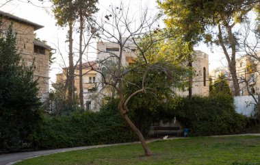 Kudüs Talbia 'nın eski bir ilçesindeki Olifant Caddesi' ndeki küçük yeşil bir parkın akşam manzarası - Kudüs, İsrail 'de Komiyum