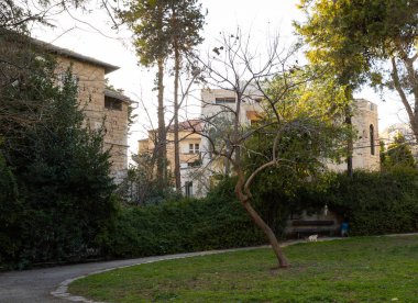 Kudüs Talbia 'nın eski bir ilçesindeki Olifant Caddesi' ndeki küçük yeşil bir parkın akşam manzarası - Kudüs, İsrail 'de Komiyum