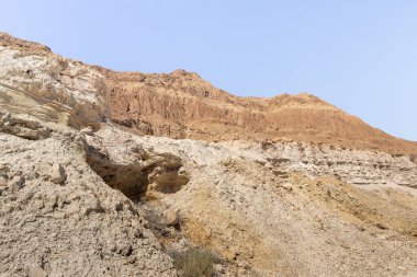 Çöldeki kum dağları İsrail 'deki Ölü Deniz kıyıları