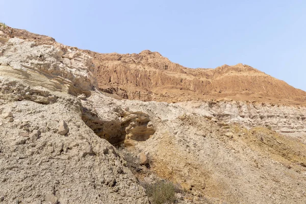 Çöldeki kum dağları İsrail 'deki Ölü Deniz kıyıları