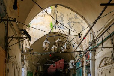 Kudüs, İsrail, 23 Mart 2021: İsrail 'in Kudüs kentindeki Yafo Kapısı yakınlarında terk edilmiş Daniel Caddesi Arap pazarı