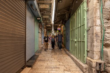 Kudüs, İsrail, 23 Mart 2021: İsrail 'in eski Kudüs kentindeki Yafo Kapısı yakınlarındaki Daniel Caddesi Arap pazarında çok az turist yürüyor