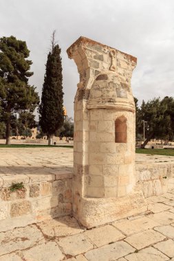 Mihrab Wa Mastabat Al-Sunawabar - İsrail 'in Kudüs kentindeki Tapınak Dağı' nda, Osmanlı dönemindeki çam namaz yeri ve taş bank