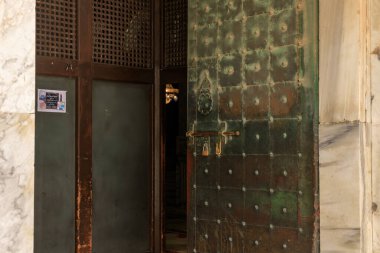 İsrail 'in Kudüs şehrindeki Tapınak Tepesi' ndeki Kubbe Kaya Camii 'nin ana girişinin açık kapısı.