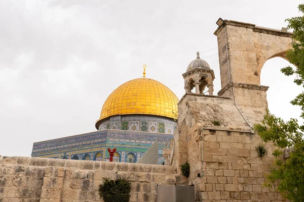 Canyorlar, Kaya Camii Kubbesi ve İsrail 'in Kudüs kentindeki Tapınak Tepesi' ndeki Ayubid Minbar.