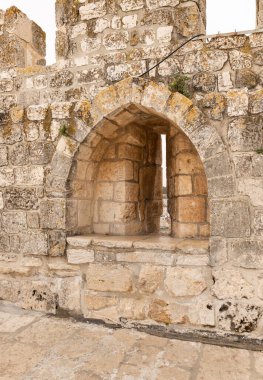 İsrail 'in Kudüs şehrindeki Tapınak Tepesi' nin dış duvarındaki açık kapı.