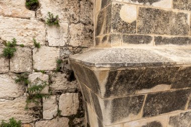 İsrail 'in Kudüs şehrindeki Tapınak Tepesi' nin dış duvarındaki dekoratif bir sütunun parçası.