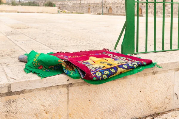 Молитвенные Ковры Лежат Площади Перед Мечетью Аль Акса Храмовой Горе — стоковое фото