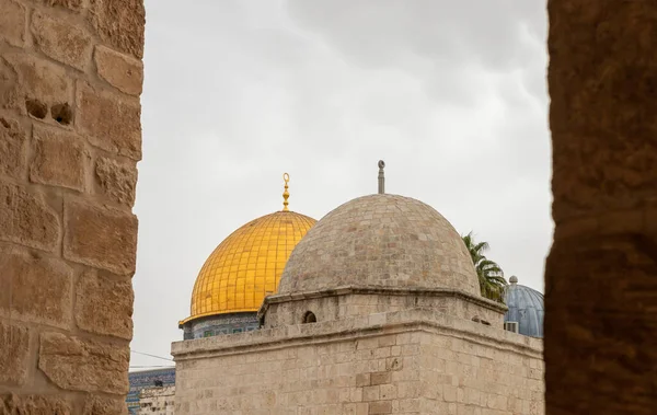 Kaya Camii Kubbesi ve Dilbilgisi Kubbesi - İsrail 'in eski Kudüs kentindeki Tapınak Dağı' nın batı duvarı boyunca uzanan tünelin sütunları arasındaki Başyargıç Ofisi