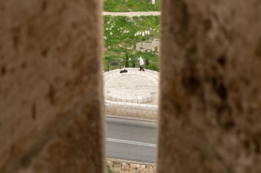 İsrail 'in eski Kudüs kasabasındaki Tapınak Tepesi' nin dış duvarındaki boşluktan şehrin görüntüsü