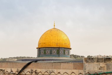 İsrail 'in Kudüs şehrindeki Tapınak Dağı' nda, Madrasah 'ın çatısından Kubbe of the Rock camisinin görüntüsü görülüyor.