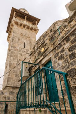 Kudüs, İsrail, 3 Mart 2021: Bab al-Silsila minaresi ve Madrasah 'ın iç bahçesi İsrail' in Eski Kudüs kasabasındaki Tapınak Dağı 'ndadır.