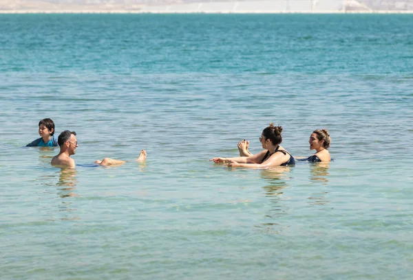 Ein Bokek Israel März 2021 Zahlreiche Touristen Ruhen Und Schwimmen — Stockfoto