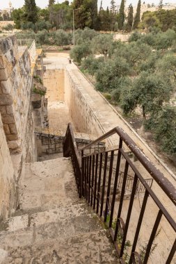 Kapalı Altın Kapı 'dan İsrail' in Eski Kudüs kasabasındaki Tapınak Tepesi 'ni çevreleyen duvara uzanan adımlar.