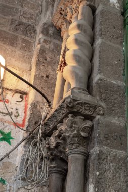 İsrail 'in eski Kudüs şehrinde dekoratif taş oymalarla süslenmiş Tapınak Dağı Zincir Kapısı' ndan çıkış.