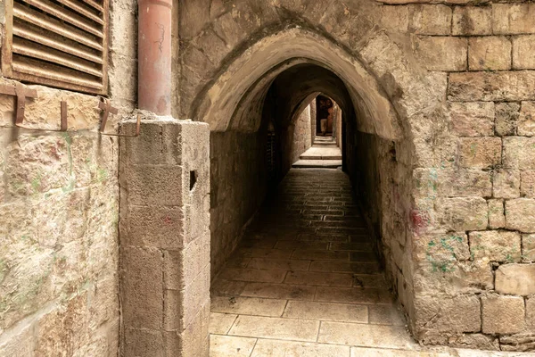 Paso Del Túnel Bajo Edificios Residenciales Barrio Musulmán Cerca Salida —  Fotos de Stock