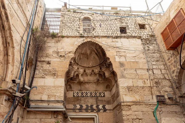 以色列耶路撒冷旧城的一座住宅建筑的立面 装饰有阿拉伯风格的装饰粉刷和 古兰经 中用石头雕刻的苏拉 — 图库照片