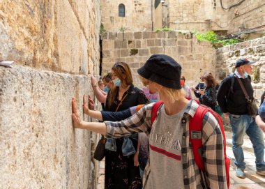 Kudüs, İsrail, 3 Mart 2021: İsrail 'in eski Kudüs kentindeki Küçük Batı Duvarı yakınlarında çok sayıda ziyaretçi ve inananlar namaz kılıyor