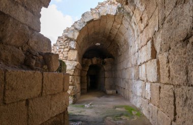 İsrail, Kiryat Gat yakınlarındaki Beit Guvrin amfi tiyatrosunun yıkıntılarındaki podyumun altındaki bir tünelin kalıntıları.