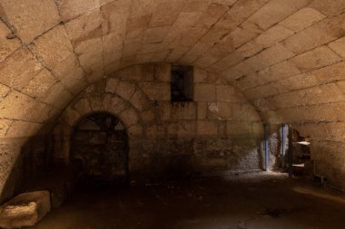 İsrail 'deki Kiryat Gat yakınlarındaki Beit Guvrin' deki Maresha şehrinin kalıntılarındaki Roma hamamlarının altındaki yeraltı su tankları.