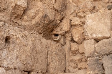 İsrail 'in Kiryat Gat yakınlarındaki Beyt Guvrin' deki Maresha şehrinin kalıntılarındaki antik kanalizasyon gideri.