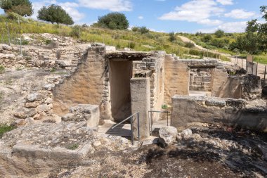 İsrail 'in Kiryat Gat yakınlarındaki Beyt Guvrin' de antik bir İncil şehrinin kalıntılarının bulunduğu yüksek tepecikte Yahudi düzlükleri görülüyor.