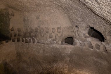Ekonomik mağaranın duvarındaki güvercinler - kolumbaryum - İsrail 'deki Kiryat Gat yakınlarındaki Beyt Guvrin' deki antik Maresha şehrinin kazılarına yakın bir güvercin yuvası