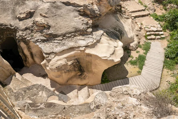 イスラエルのKiryat Gat近くのBeit Guvrinの古代マレシャ市の発掘調査に関する石油プレスの遺跡 — ストック写真