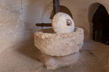 İsrail 'deki Kiryat Gat yakınlarındaki Beyt Guvrin' deki antik Maresha şehrinin kazıları üzerine petrol baskısının taşı.