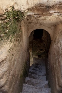 Ekonomik mağaranın girişi - kolumbaryum - İsrail 'deki Kiryat Gat yakınlarındaki Beyt Guvrin' deki antik Maresha şehrinin kazılarının yakınında bir güvercin.