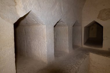 Kiryat Gat, İsrail, 27 Mart 2021: İsrail 'de Kiryat Gat, Beyt Guvrin' deki Maresha şehri yakınlarındaki Sidonian mağaralarının kazılmış ve yeniden inşa edilmiş antik mezar çukurları