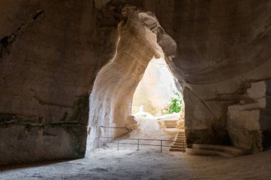 7. yüzyılın başında, İsrail 'deki Beyt Guvrin, Kiryat Gat, Maresha' da taş ocağı için kullanılan çan mağarası kazıldı.