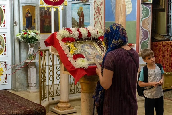 2021年5月1日 以色列海法 信徒们在以色列海法市俄罗斯东正教主大厅中央的一个有图标的看台附近祈祷 — 图库照片