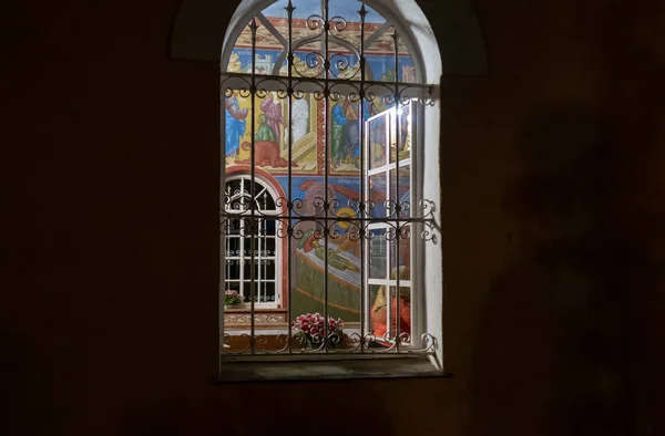 2021年5月1日 以色列海法 从以色列海法市俄罗斯东正教教堂的庭院到主大厅 透过窗户观看 — 图库照片