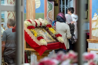 Hayfa, İsrail, 1 Mayıs 2021: Pencereden, avludan İsrail 'in Hayfa kentindeki Rus Ortodoks Kilisesi' nin ana salonuna bakın