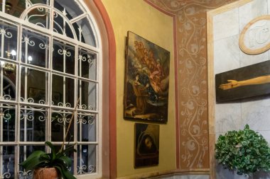 Hayfa, İsrail, 1 Mayıs 2021: Hayfa kentindeki Rus Ortodoks Kilisesi 'nin yan salonu, İsrail