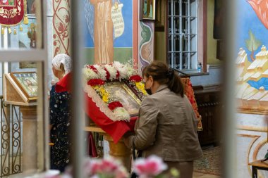 Hayfa, İsrail, 01 Mayıs 2021: İnananlar İsrail 'in Hayfa kentindeki Rus Ortodoks Kilisesi' nde Paskalya namazı kılıyor