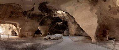 7. yüzyılın başında, İsrail 'deki Beyt Guvrin, Kiryat Gat, Maresha' da taş ocağı için kullanılan çan mağarası kazıldı.