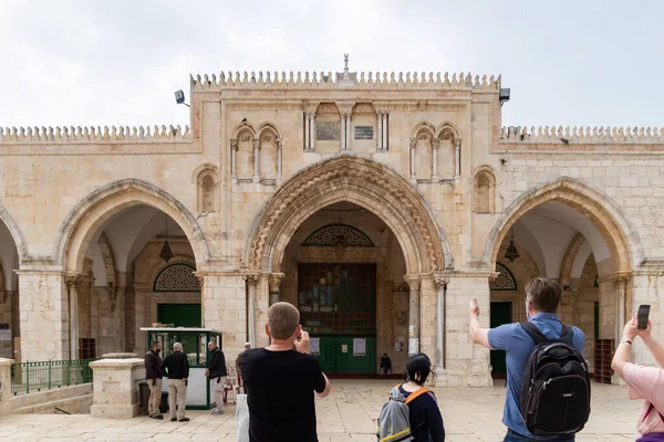 Jerusalén Israel Marzo 2021 Los Turistas Inspeccionan Fachada Principal Mezquita — Foto de Stock