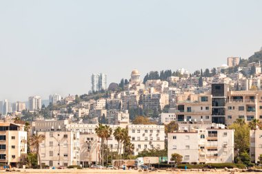 Hayfa, İsrail, 08 Mayıs 2021: İsrail 'in Hayfa Limanı yakınlarındaki Hayfa Körfezi' nin su alanından setin ve şehir merkezinin görüntüsü