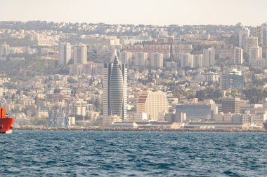 Hayfa, İsrail, 08 Mayıs 2021: İsrail 'in Hayfa Limanı yakınlarındaki Hayfa Körfezi' nin su alanından setin ve şehir merkezinin görüntüsü