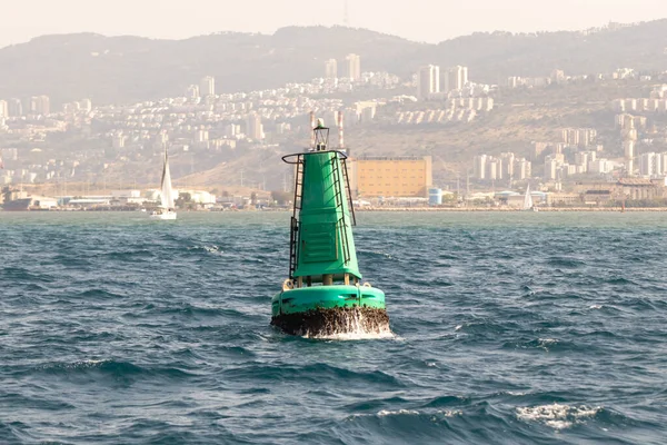 Une Bouée Phare Clôture Est Située Dans Zone Aquatique Baie — Photo