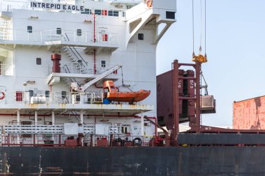 Hayfa, İsrail, 08 Mayıs 2021: İsrail 'deki Akdeniz' deki Hayfa kargo limanına yanaşan bir kargo gemisinin konutu ve kontrolü için üst yapı